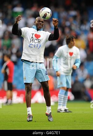 Mario Balotelli von Manchester City trägt ein „I Love MCR“-T-Shirt Auf dem er 'City' während des Vormatches warm hinzugefügt hat Nach oben Stockfoto