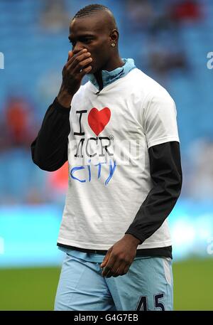 Fußball - Barclays Premier League - Manchester City / Swansea City - Etihad Stadium. Mario Balotelli von Manchester City trägt ein „I Love MCR“-T-Shirt, auf dem er während des Vormatches „City“ hinzugefügt hat Stockfoto