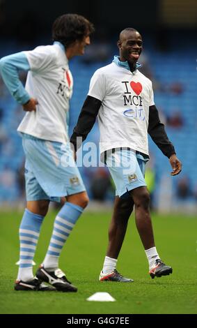 Fußball - Barclays Premier League - Manchester City / Swansea City - Etihad Stadium. Mario Balotelli (rechts) von Manchester City trägt ein „I Love MCR“-T-Shirt, auf dem er während des Vormatches „City“ hinzugefügt hat Stockfoto