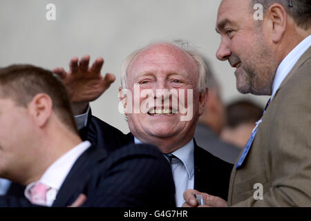 Fußball - npower Football League Championship - Cardiff City / Bristol City - Cardiff City Stadium. Der ehemalige Labour-Führer Lord Kinnock steht auf der Tribüne Stockfoto