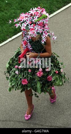 Pferderennen - Ebor Festival 2011 - Darley Yorkshire Oaks & Ladies Day - York Racecourse. Dieses ungewöhnliche Blumenoutfit erwies sich beim Ebor Festival 2011 auf der Pferderennbahn in York als ein Hingucker in der großen Menge. Stockfoto