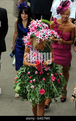 Pferderennen - Ebor Festival 2011 - Darley Yorkshire Oaks & Ladies Day - York Racecourse. Dieses ungewöhnliche Blumenoutfit erwies sich beim Ebor Festival 2011 auf der Pferderennbahn in York als ein Hingucker in der großen Menge. Stockfoto