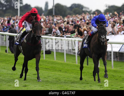 Blue Bunting geritten von Frankie Dettori (rechts) schlägt Vita Nova geritten von Tom Queally in den Darley Yorkshire Oaks während des Ebor Festival 2011 auf der York Racecourse. Stockfoto