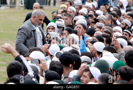 Haroon Jahans Vater Tariq Jahan während der Beerdigung von Shazad Ali, Abdul Musavir und ihrem Freund Haroon im Summerfield Park, Winson Green, Birmingham, vor einer privaten Beerdigung auf dem nahe gelegenen Handsworth Friedhof. Stockfoto