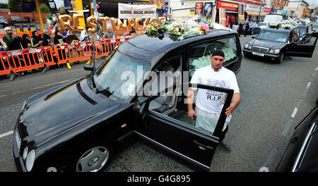 Shazad Ali und Abdul Musavirs Bruder Abdul Qudoos halten nach dem Trauergottesdienst für Shazad, Abdul und ihren Freund Haroon Jahan am Schauplatz des Hit and Run-Vorfalls in Winson Green, Birmingham, an. Stockfoto