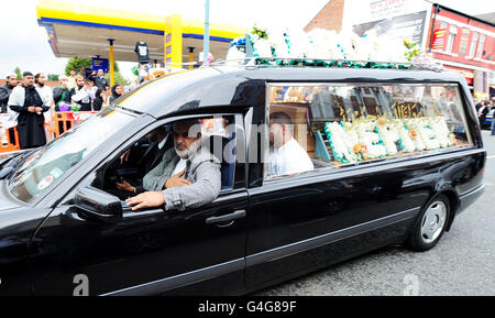 Haroon Jahans Vater Tariq Jahan hält nach dem Trauergottesdienst für Shazad Ali, Abdul Musavir und ihren Freund Haroon am Schauplatz des Hit and Run-Vorfalls in Winson Green, Birmingham, an. Stockfoto