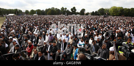 Trauernde nehmen am Begräbnis von Shazad Ali, Abdul Musavir und ihrem Freund Haroon Jahan im Summerfield Park, Winson Green, Birmingham, Teil, bevor sie auf dem nahe gelegenen Handsworth Cemetery privat beerdigt werden. Stockfoto