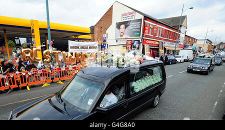 Begräbniskortege mit den Särgen von Shazad Ali, Abdul Musavir und Haroon Jahan hält nach ihrem Trauerdienst am Ort des Hit and Run-Vorfalls in Winson Green, Birmingham, an. Stockfoto