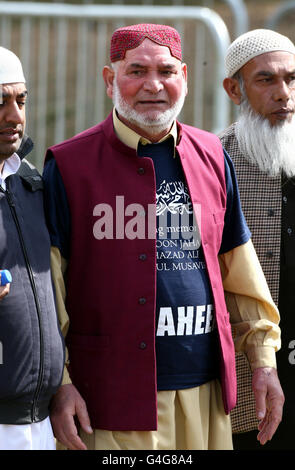 Ghazanfar Ali (in roter Mütze) kommt zur Beerdigung seiner Söhne Shazad Ali und Abdul Musavir und ihres Freundes Haroon Jahan im Summerfield Park, Winson Green, Birmingham, vor einer privaten Beerdigung auf dem nahe gelegenen Handsworth Friedhof. Stockfoto