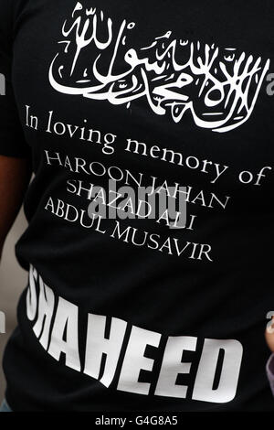 Das Detail ist auf einem T-Shirt eines Trauers beim Begräbnis von Shazad Ali, Abdul Musavir und ihrem Freund Haroon Jahan im Summerfield Park, Winson Green, Birmingham, vor einer privaten Beerdigung auf dem nahe gelegenen Handsworth Cemetery zu sehen. Stockfoto