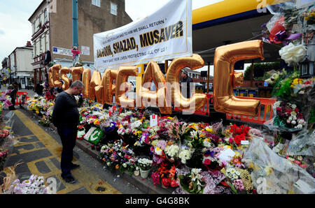 Nach dem Trauergottesdienst für Shazad Ali, Abdul Musavir und Haroon Jahan werden in der Nähe der Szene des Hit-and-Run-Vorfalls in Winson Green, Birmingham, Blumen-Tribute hinterlassen. Stockfoto