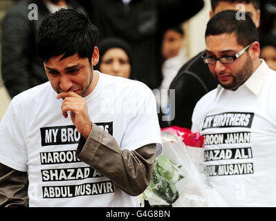 Trauernde am Tatort des Anschlages in Winson Green, Birmingham, nach dem Trauergottesdienst für Shazad Ali, Abdul Musavir und ihren Freund Haroon Jahan. Stockfoto