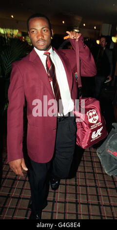 West Indies Cricket Kapitän Brian Lara nach einer Vereinbarung unterzeichnet wurde in einem Heathrow Airport Hotel in London, heute (Montag), zwischen den West Indies Cricket-Team-Spieler und der West Indies Cricket Board, über ihre Tour durch Südafrika. Siehe PA Story CRICKET West Indies. Foto von Andrew Stuart/PA. Stockfoto