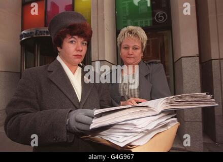 Anne-Marie Davis, Tochter des Mörders Fred West (links) und Belinda Mott, Schwester des Mordopfers Juanita Mott vor dem Hauptquartier von Channel 5 in London (Montag, 16. November 1998). Die Frauen waren dort, um dem Fernsehunternehmen eine Unterschriftenpetition von 5,000 zu präsentieren, um gegen Pläne für eine Fernsehserie über den Massenmörder Fred West zu protestieren. Foto von Fiona Hanson/PA. Siehe PA Geschichte MEDIEN West. Stockfoto