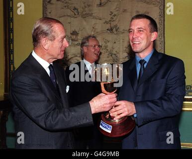 Der Herzog von Edinburgh, Patron und Zwölfter Mann, überreicht Herrn James Whitaker, Kapitän des Cricket-Champions Leicestershire aus dem Jahr 1998, Lord's Taverner's Trophy im Buckingham Palace. Stockfoto