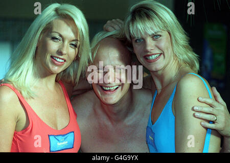 Sheryl Gascoigne (links) der ehemalige Olympiasieger Duncan Goodhew und Fernsehmoderatorin Anna Walker bei der Vorstellung des BT Swimathons '99 heute (Dienstag) in London. Der Schwimmathon ist der größte Schwimmmarathon in Europa und wird ab März 15-21 1999 an 525 Schwimmbädern in ganz Großbritannien stattfinden. Foto von Neil Munns/PA Stockfoto