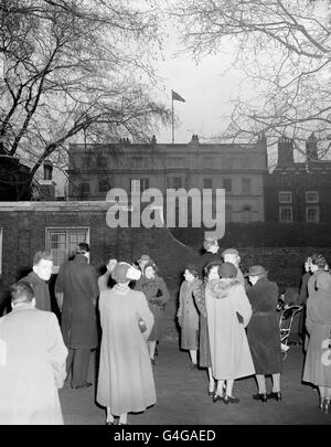 Londoners beobachten das Sovereign's Standard, das zum ersten Mal nach der Rückkehr über Clarence House flattert, wenn die neue Königin Elizabeth II. Und ihr Ehemann, der Herzog von Edinburgh. Das Königspaar war gerade nach dem Tod von König George VI. Aus Kenia zurückgekehrt Stockfoto