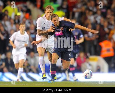 Fußball - UEFA Europa League - Play offs - Second Leg - Tottenham Hotspur gegen Heart of Midlothian - White Hart Lane. Tottenham Hotspur's Roman Pavlyuchenko (links) und Heart of Midlothian's Eggert Jonsson (rechts) Stockfoto