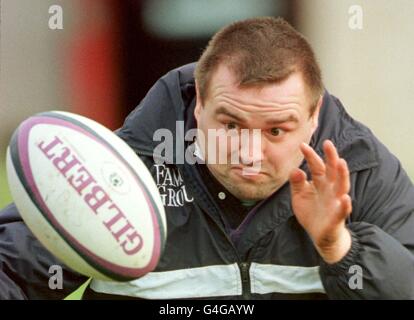 Dave Hilton (Bath prop) hat den Ball beim Training mit dem schottischen Rugby-Team in Livingston im Auge, bevor es in Edinburgh gegen Portugal antreten wird. 23/03/2000: Hilton im Zentrum eines Sturms über sein Recht, für Schottland zu spielen. * ...nachdem er entdeckt hatte, dass sein Großvater, von dem der Spieler dachte, er sei in Edinburgh geboren, eigentlich aus Bristol stammte. Stockfoto