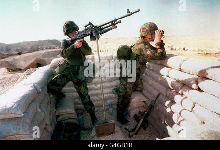 Erster Golfkrieg - Britische Armee - Soldaten - 1991. Britische Truppen in vorbereiteter Position in der Wüste. Stockfoto