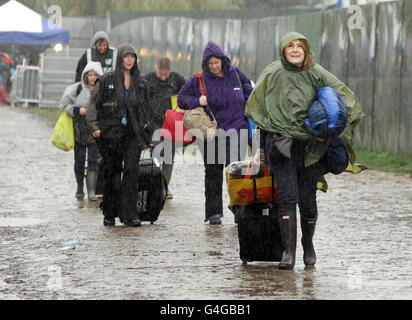 Reading Festival 2011. Festivalbesucher, die im Regen zum Reading Festival in der Richfield Avenue in Reading ankommen. Stockfoto