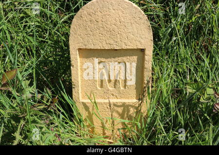 Der Buchstabe M auf eine Steinstraße Marker, Dingle Halbinsel, Irland. Stockfoto