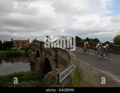 Das Hauptfeld Fahrt über Swarkstone Brücke während der vierten Etappe der Tour of Britain der Frauen. PRESSEVERBAND Foto. Bild Datum: Samstag, 18. Juni 2016. Vgl. PA Geschichte Radfahren Frauen. Bildnachweis sollte lauten: Simon Cooper/PA Wire Stockfoto