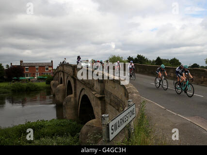 Das Hauptfeld Fahrt über Swarkstone Brücke während der vierten Etappe der Tour of Britain der Frauen. Stockfoto