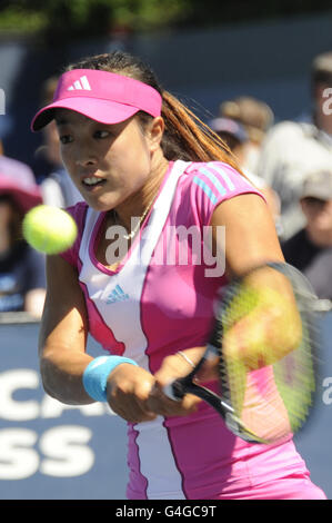 Tennis - 2011 US Open - Tag 1 - Flushing Meadows. Am ersten Tag der US Open in Flushing Meadows, New York, USA, setzt sich die japanische Ayumi Morita gegen die britische Laura Robson ein. Stockfoto