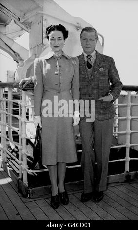Der Herzog und die Herzogin von Windsor, an Bord der Queen Elizabeth, dockt in Southampton an. *17/06/04: Eine Fundgrube von Gegenständen, die mit dem Herzog und der Herzogin von Windsor in Verbindung stehen, geht unter den Hammer. Der Verkauf bei Christie's in Rom umfasst rund 200 Lose, die früher im Besitz des Herzogs und der Herzogin waren, eines der berühmtesten Paare des 20. Jahrhunderts. Stockfoto