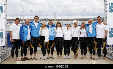 Steve Parry (dritte links), Pamela Stevenson (vierte links), Ronan Keating (fünfte links), Jenny Frost (vierte rechts), Jason Bradbury (zweite rechts) und einige öffentliche Schwimmer im Holhead-Segelclub vor dem Schwimmen, eine Spendenaktion schwimmen über die Irische See zur Unterstützung von Cancer Research UK. Stockfoto