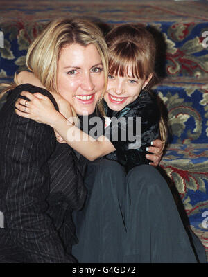 Model Heather Mills, mit Laura Giddings, 8, aus dem New Forest, Hampshire, einer der Empfänger der diesjährigen Woman's Own Children of Courage Awards, die heute in der Downing Street (Weds) von Premierminister Tony Blair und seiner Frau Cherie geehrt werden. Laura verlor im vergangenen August bei einem Bombenanschlag in Kapstadt, Südafrika, einen Fuß, und Frau Mills hat ebenfalls eine Beinamputation erlitten. Foto von Fiona Hanson. Siehe PA Story POLITIK Kinder. Stockfoto