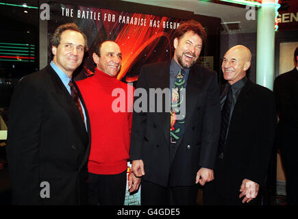 PA NEWS 15/12/98 L-R: RICK BERMAN (PRODUZENT), F. MURRAY ABRAHAM (DER RU'AFO SPIELT), JONATHAN FRAKES (REGISSEUR UND CO-STAR) UND PATRICK STEWART (DER DEN KAPITÄN VON 'THE ENTERPRISE' SPIELT) KOMMEN AUF DEM EMPIRE LEICESTER SQUARE ZUR EUROPÄISCHEN GALA-CHARITY-PREMIERE VON 'STAR TREK: INSURRECTION' AN Stockfoto