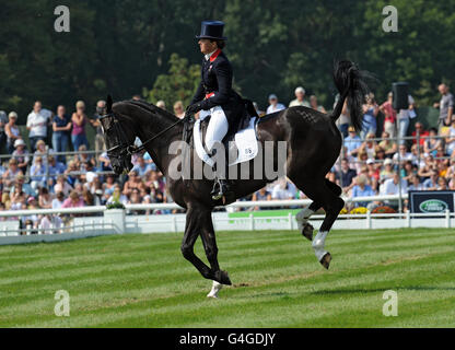 Reiten - The Land Rover Burghley Horse Trials - Tag Zwei - Stamford. Der britische Pippa Funnel Riding Pure Addiction nimmt am Dressurevent in Burghley Horse Trials, Stamford, Teil. Stockfoto