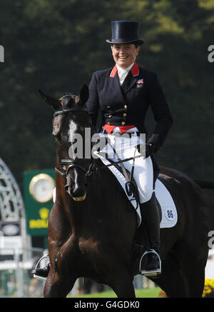 Reiten - The Land Rover Burghley Horse Trials - Tag Zwei - Stamford. Der britische Pippa Funnel Riding Pure Addiction nimmt am Dressurevent in Burghley Horse Trials, Stamford, Teil. Stockfoto