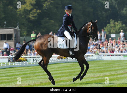 Die britische Polly Stockton reitend Westwood Mariner nimmt an der Dressurveranstaltung in Burghley Horse Trials, Stamford Teil. Stockfoto