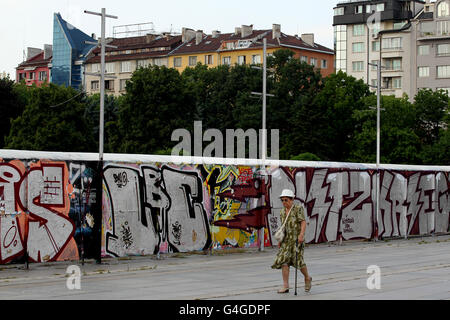 Eine Frau geht an Graffiti auf dem Bulgarischen Platz in Sofia vorbei Stockfoto