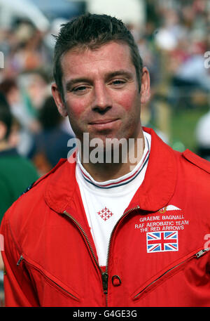 Red 10 Road Manager Squadron Leader Graeme Bagnall vor dem Red Arrows Display auf der Chatsworth Country Fair in Derbyshire. Stockfoto