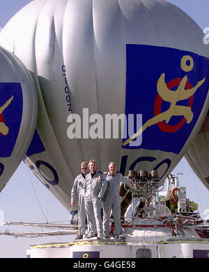 Per Lindstrand, links, Richard Branson und Steve Fossett, rechts, in Marrakesch, vor dem Versuch, die Welt mit einem Ballon zu umrunden. Stockfoto