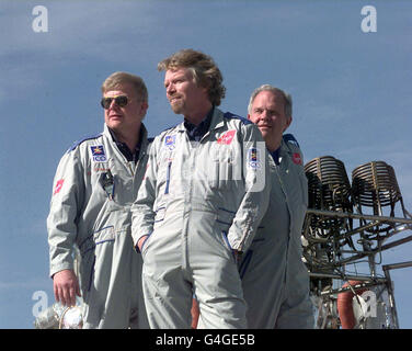 Per Lindstrand (links), Richard Branson und Steve Fossett (rechts) in Marrakesch heute 17. Dezember 1998, vor dem morgigen Versuch, den Globus mit einem Ballon zu umrunden. Foto Tim Ockenden/PA EDI. Siehe PA Story AIR Balloon. Stockfoto