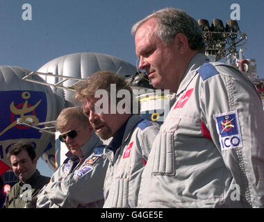 Per Lindstrand (links), Richard Branson und Steve Fossett (rechts) in Marrakesch heute 17. Dezember 1998, vor dem morgigen Versuch, den Globus mit einem Ballon zu umrunden. Foto Tim Ockenden/PA EDI. Siehe PA Story AIR Balloon. Stockfoto