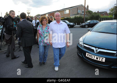 Linda und David Leighton, Eltern der Krankenschwester Rebecca Leighton, nachdem sie vor ihrem Haus in Stockport, Greater Manchester, mit den Medien gesprochen hatten. Stockfoto