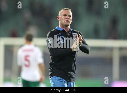 Fußball - UEFA Euro 2012 - Qualifikation - Gruppe G - Bulgarien gegen England - Vasil Levski Stadium. Der englische Wayne Rooney applaudiert den Fans nach dem letzten Pfiff Stockfoto