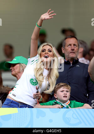 Claudine Keane (links) und Sohn Robert Keane auf der Tribüne während der UEFA Euro 2016, Gruppe E Spiel im Stade de Bordeaux, Bordeaux. Stockfoto