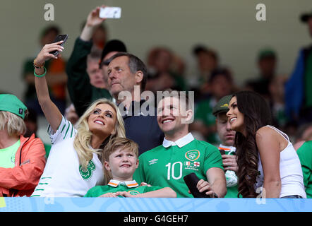 Claudine Keane (links) Sohn Robert Keane (Mitte) und Ronan Parker auf der Tribüne während der UEFA Euro 2016, Gruppe E bei Stade de Bordeaux Match, Bordeaux. Stockfoto