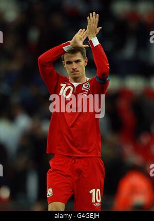 Fußball - UEFA Euro 2012 - Qualifikation - Gruppe G - England gegen Wales - Wembley Stadium. Aaron Ramsey aus Wales applaudiert den Fans nach dem Spiel während des UEFA Euro 2012 Qualifying-Spiels im Wembley Stadium, London. Stockfoto