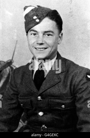 PA NEWS FOTO EIN UNDATED LIBRARY PORTRAIT EINES JUNGEN DENNIS SALT, RAF SGT. IN UNIFORM, DER VON DREI DEUTSCHEN 'MÄDCHEN' GERETTET WURDE, NACHDEM ER WÄHREND DES ZWEITEN WELTKRIEGES AUS SEINEM KNALLENDEN HALIFAX-BOMBER GERETTET WURDE. DIE VIER WURDEN AM INTERNATIONALEN FLUGHAFEN BIRMINGHAM WIEDERVEREINT Stockfoto