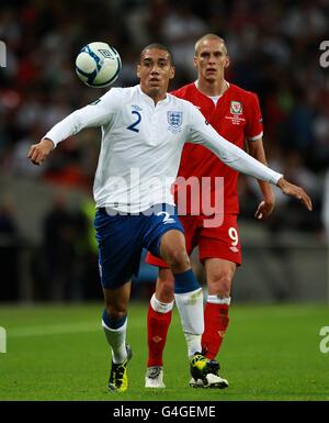 Fußball - UEFA Euro 2012 - Qualifikation - Gruppe G - England gegen Wales - Wembley Stadium. Der englische Chris Smalling gewinnt den Ball vor dem walisischen Steve Morison während des UEFA Euro 2012 Qualifying-Spiels im Wembley Stadium, London. Stockfoto