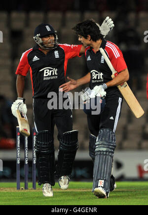 Englands Kapitän Alastair Cook (rechts) gratuliert Samit Patel, nachdem er beim NatWest One Day International im Rose Bowl in Southampton den Siegessieg gegen Indien erzielt hat. Stockfoto