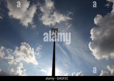 Fußball - UEFA Euro 2012 - Qualifikation - Gruppe D - Luxemburg gegen Rumänien - Josy-Barthel-Stadion. Ein allgemeiner Blick auf Flutlicht vor einem tiefblauen Himmel mit Wolken Stockfoto